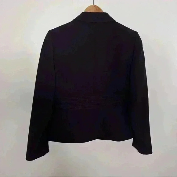 Tahari by Arthur S. Levine Blazer Size 4P Black Zip Up, EUC Classic - Picture 3 of 4